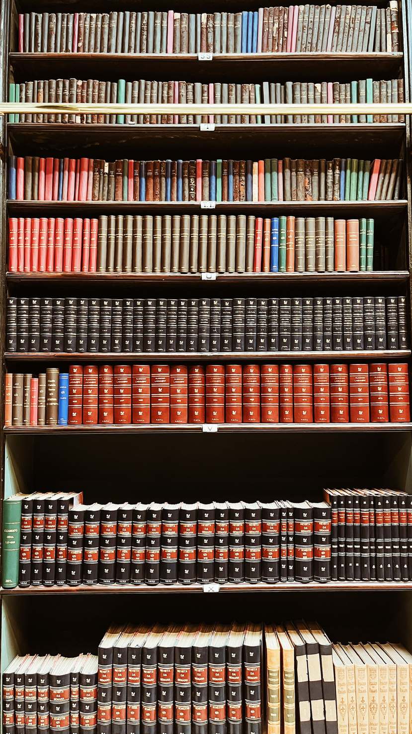 Lernumgebung mit Büchern und Notizmaterial, Bücherregal mit farbigen Büchern